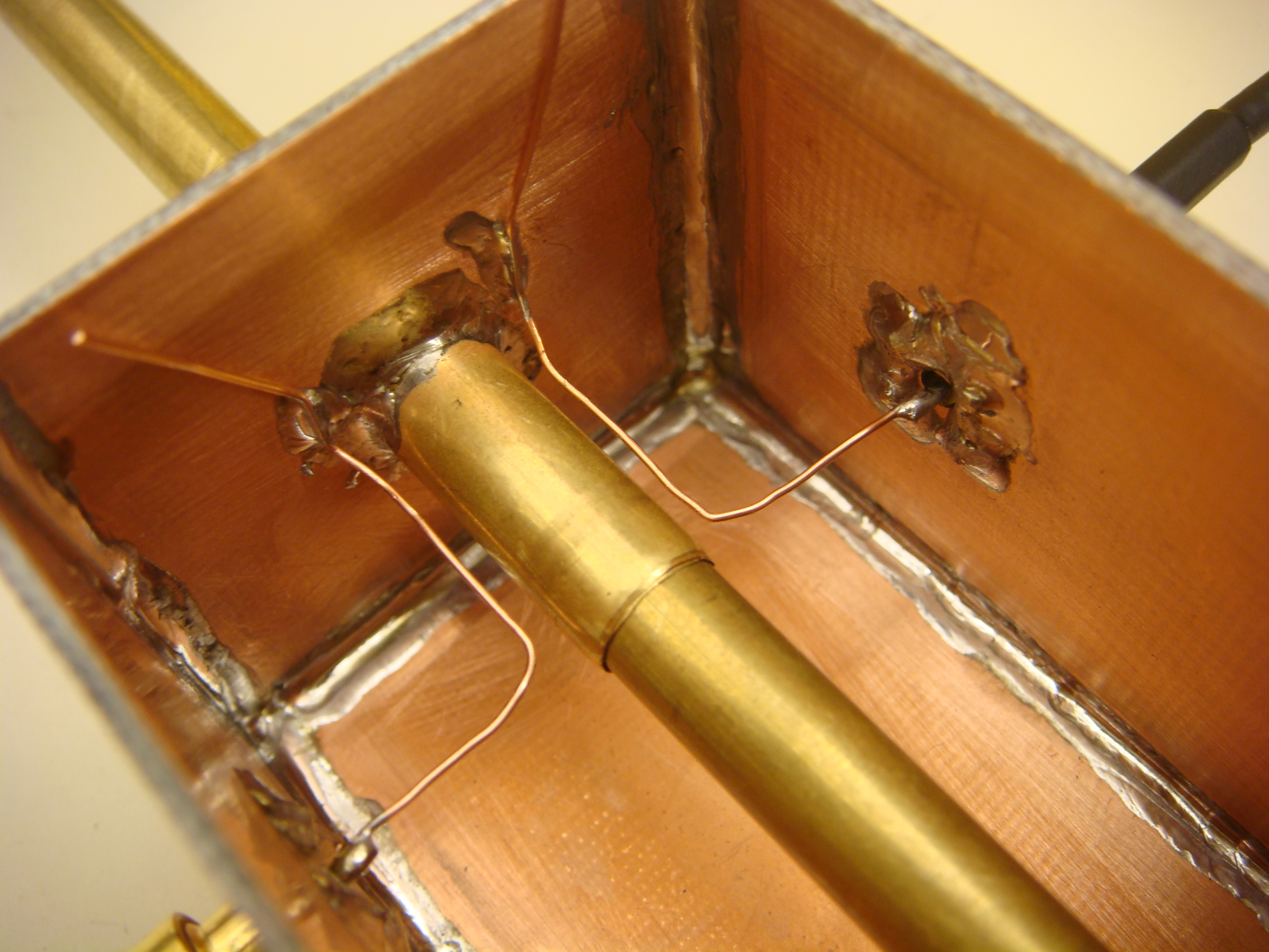 Detail of cavity filter coupling loops